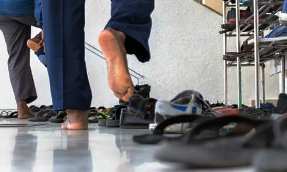 মসজিদ থেকে বিচারকের জুতা চুরি, গ্রেপ্তারের পর আদালতে চোর